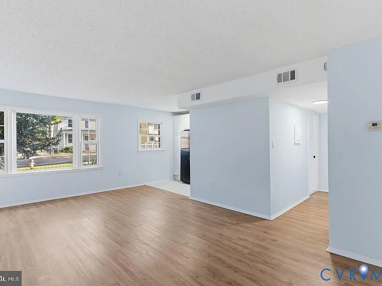 9207 Douglas St #201 — Photo 5
