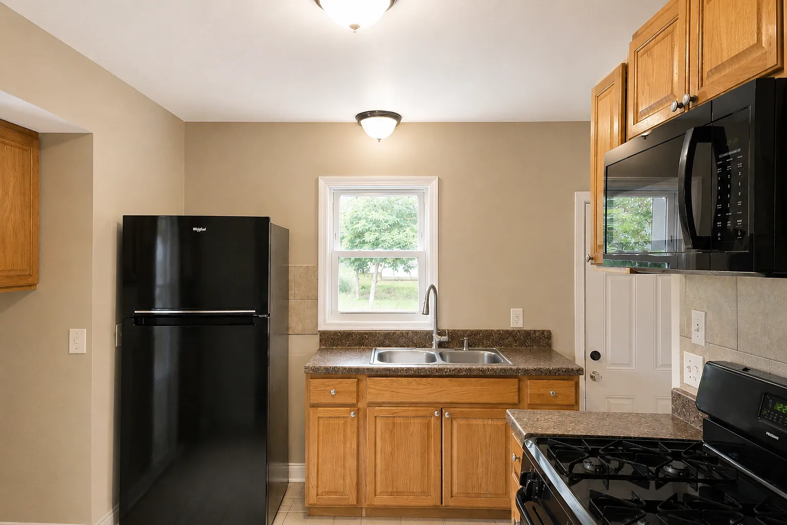 3 bed, 1200 sqft, $2,200 — Photo 3
