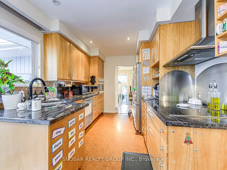 52 Decarie Cir — Photo 10