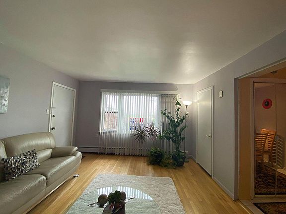5th image of 13 King Arthur Ct APT 11