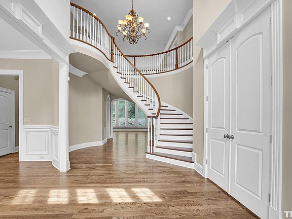 2nd image of 3610 Foxwood Pl