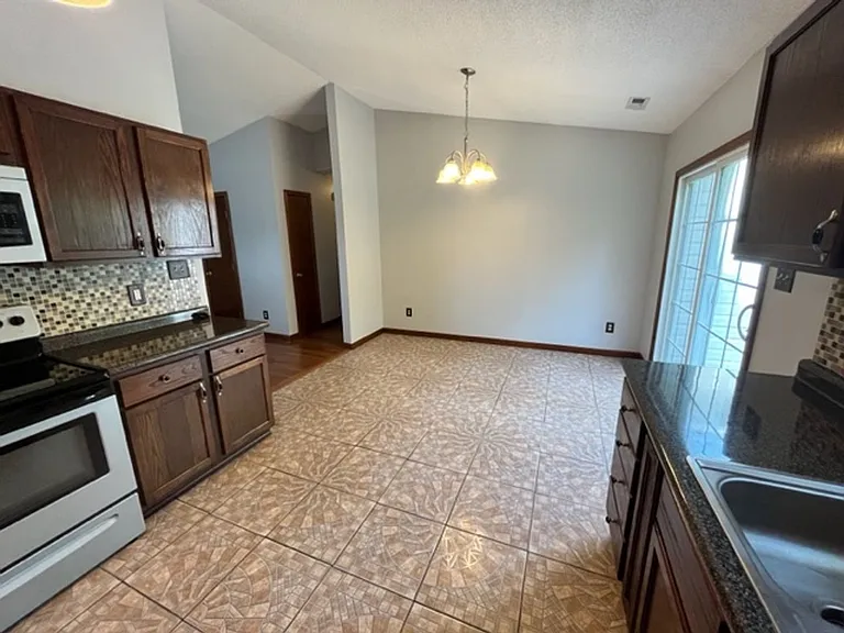 212 Winterberry Ct — Photo 6