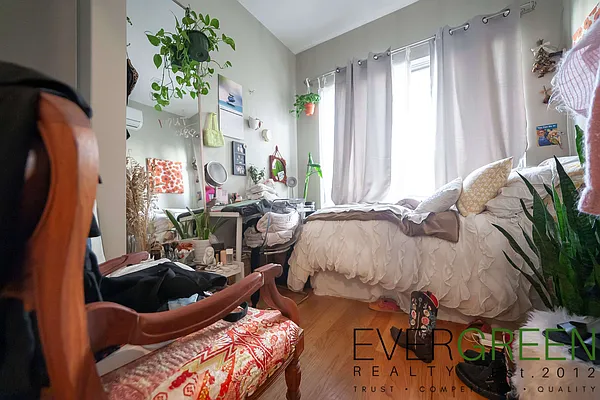 Rented by Evergreen Apartments BK | media 17