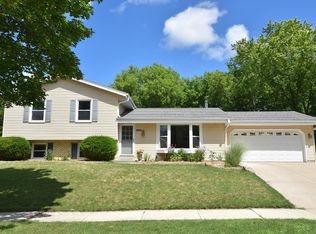 1904 Harris Highland Dr, Waukesha, WI 53188