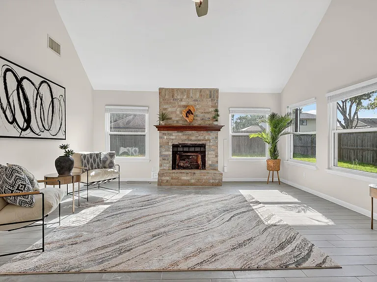 417 W Hillary Cir — Photo 16