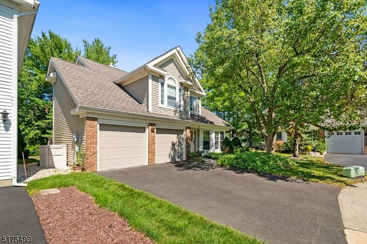 2nd image of 13 Glenn Oaks Ct
