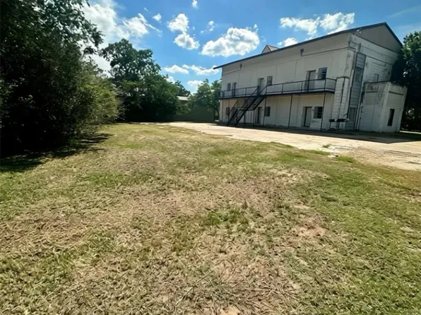 1010 Nelson St, Yoakum, TX 77995