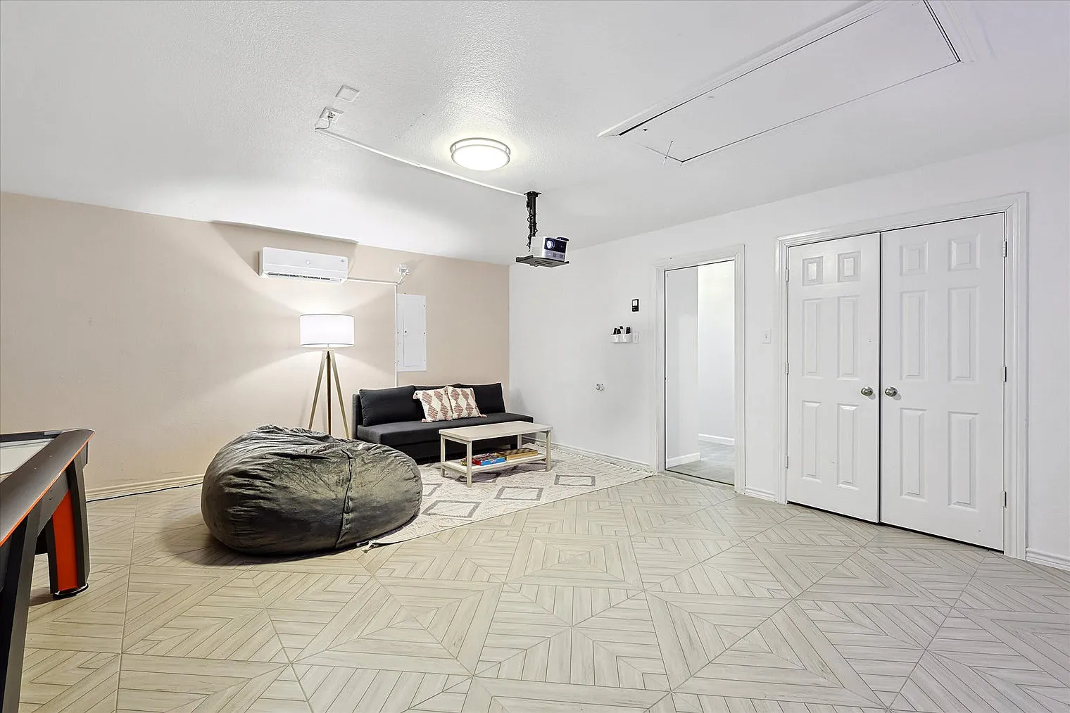 5 bed, 2.0 bath, 2389 sqft, $11,424 — Photo 2