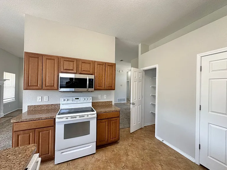 2810 Bastion Loop — Photo 13