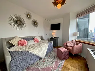 Rented by R New York