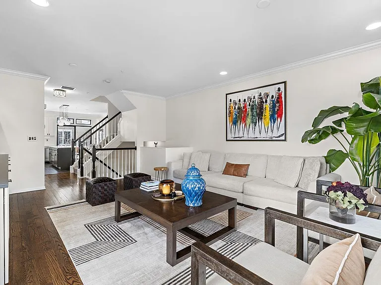 436 Albany Ct — Photo 3