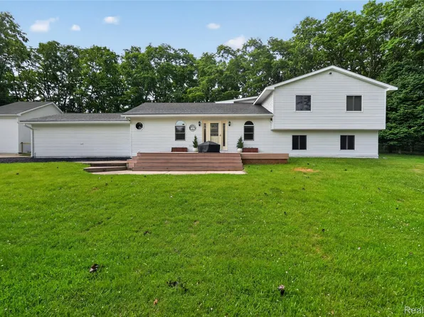 8655 Joey Dr, Pinckney, MI 48169