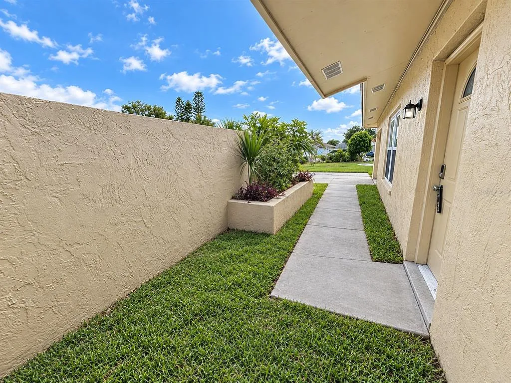 4 bed, 3.0 bath, 2104 sqft, $3,000 — Photo 2