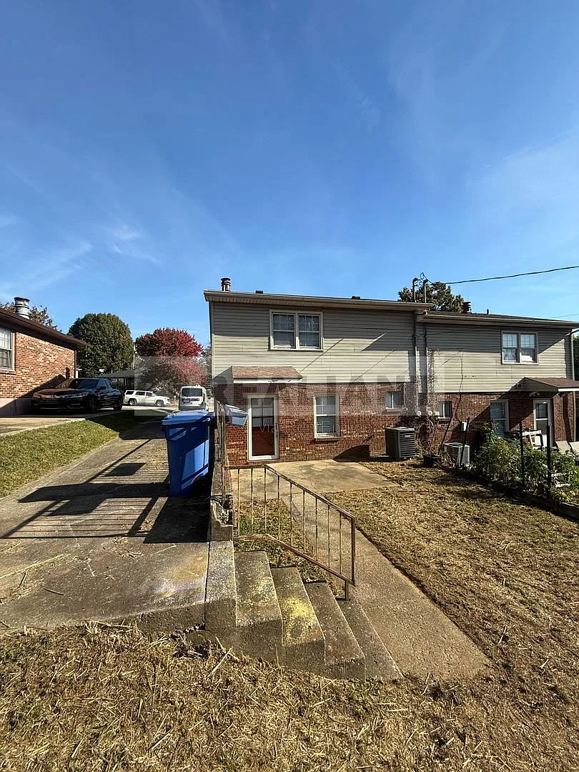 2 bed, 1.5 bath, 1300 sqft, $1,300 — Photo 3