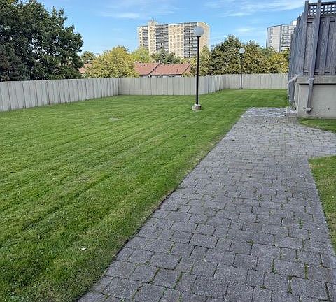 4th image of 15 Torrance Rd #1811