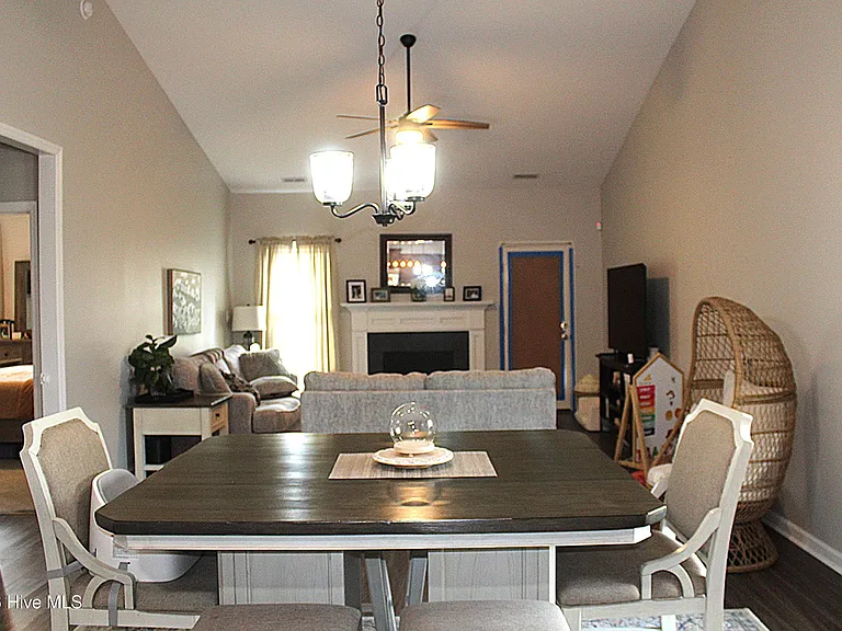 221 Seville St — Photo 8