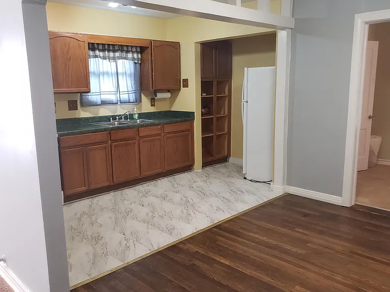 711 W Ridgewood Ct — Photo 4
