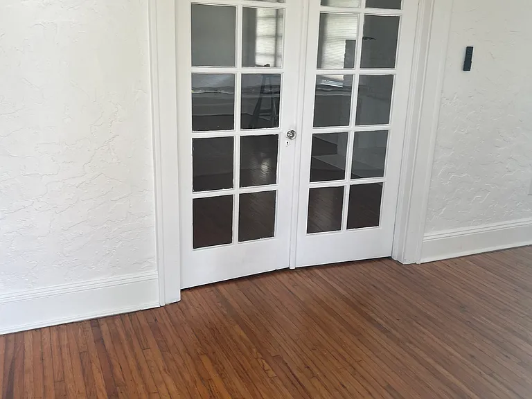 909 N B St — Photo 12