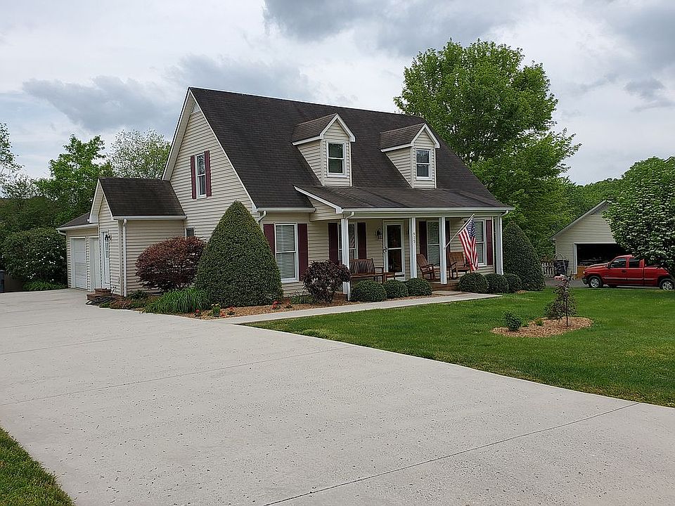 1st image of 915 Woodwinds Dr