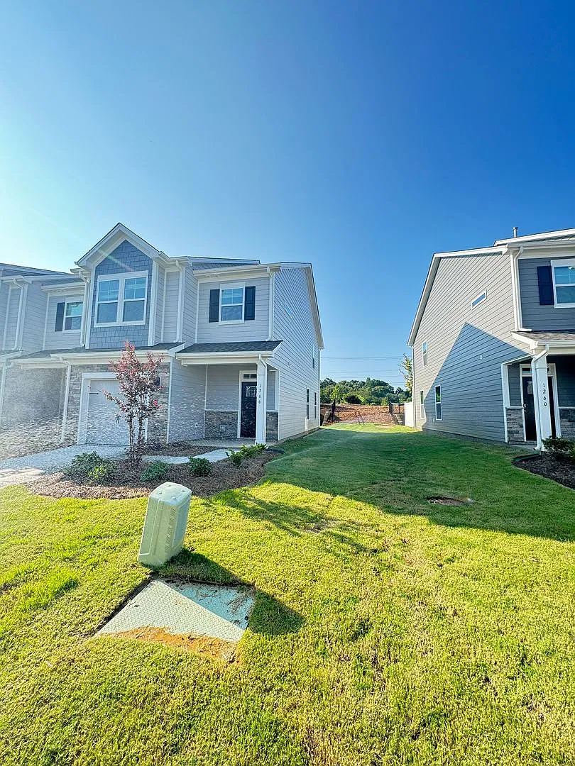 New 3bed/2.5ba Townhome in Huntersville close to 85/485/77 — Photo 1