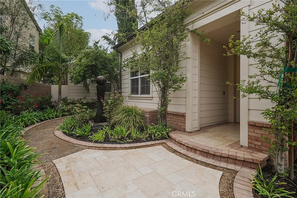 5 bed, 5161 sqft, $13,500 — Photo 2