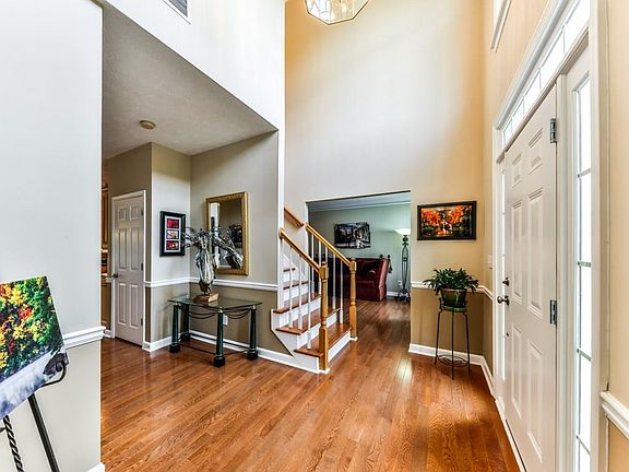 3rd image of 302 Lismore Ter