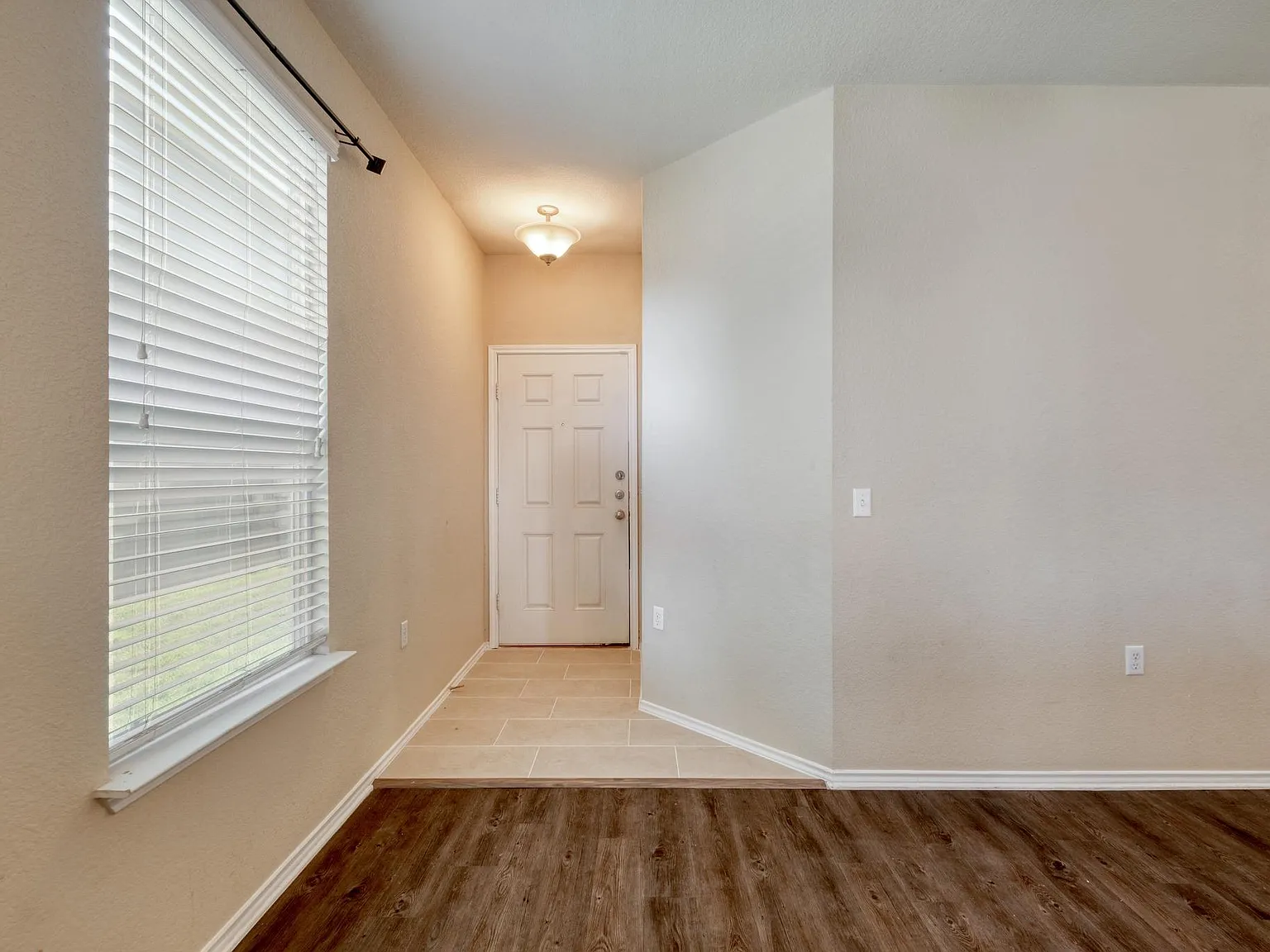 3 bed, 2.0 bath, 1207 sqft, $1,925 — Photo 4
