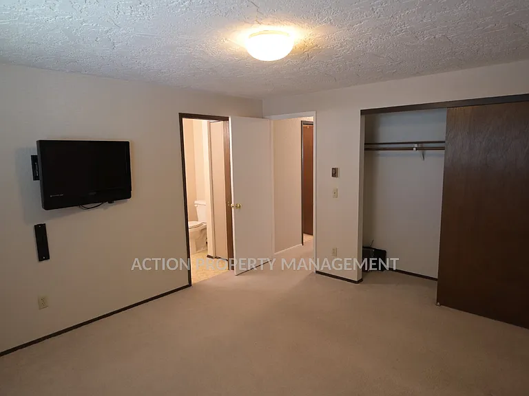 842 N Canterbury Ct — Photo 21