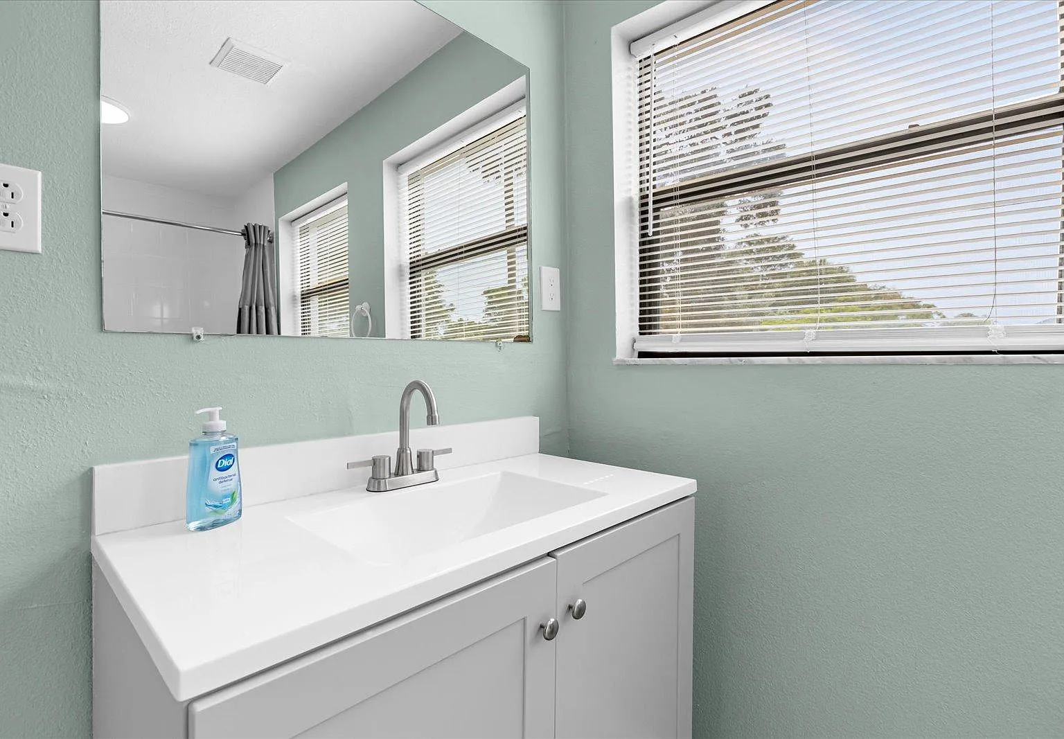 4 bed, 3.0 bath, 1875 sqft, $1,044 — Photo 4