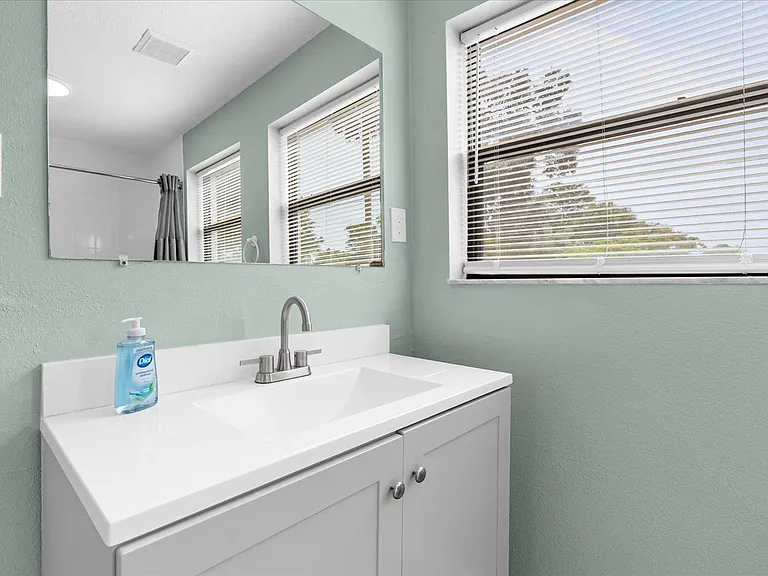 Dudley St — Photo 4