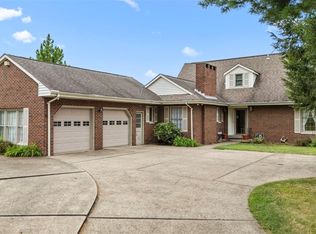 377 Claremont Dr, Lower Burrell, PA 15068