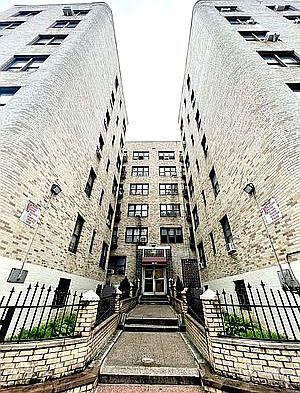 5th image of 50 E 191st St APT 6E