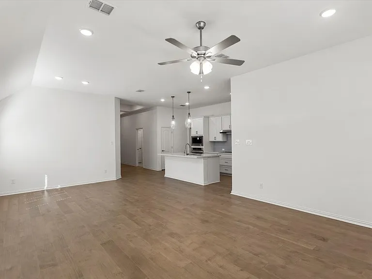 1425 Cole Estates Dr — Photo 9