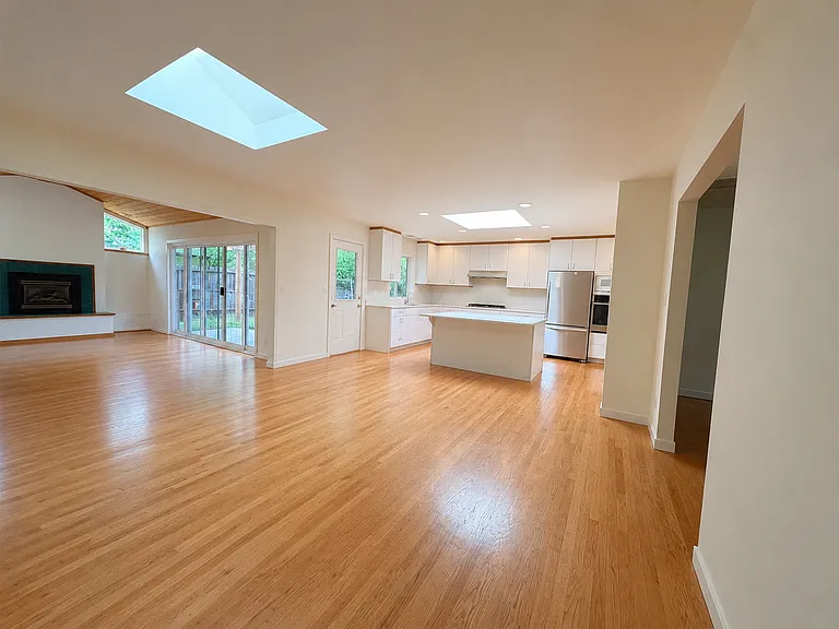 179 E Creek Dr — Photo 3