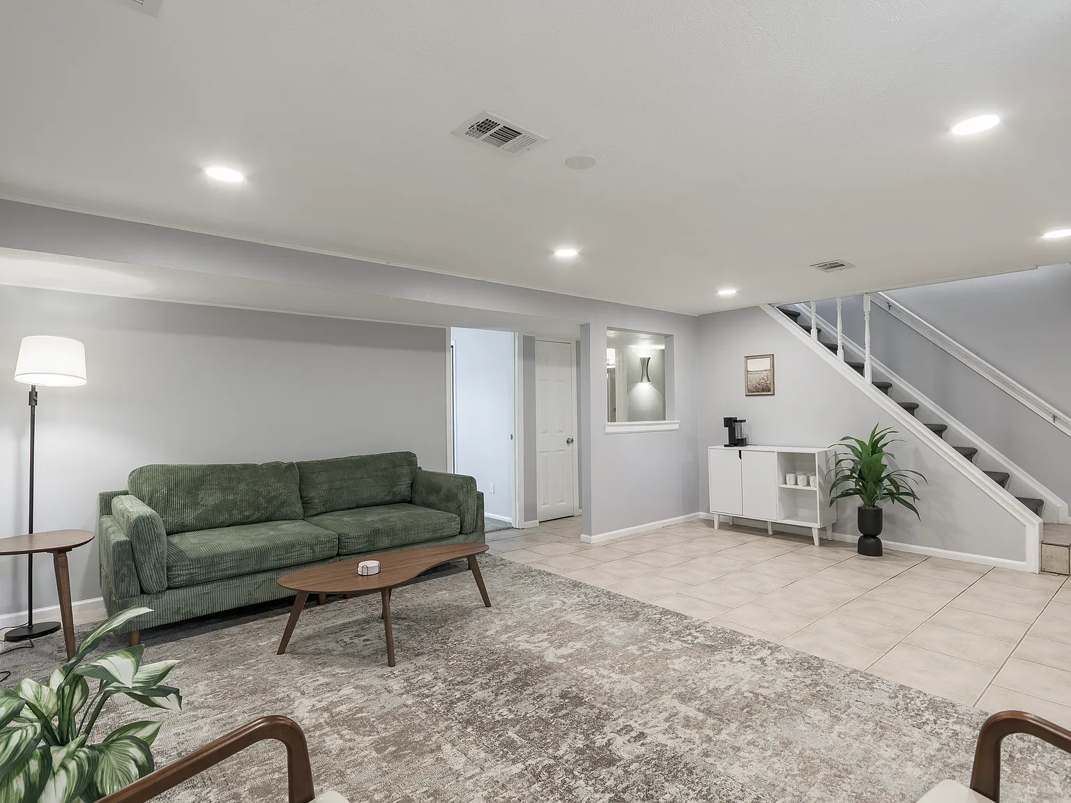 6 bed, 2400 sqft, $900 — Photo 3