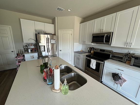 3rd image of 946 Amesbury Ct