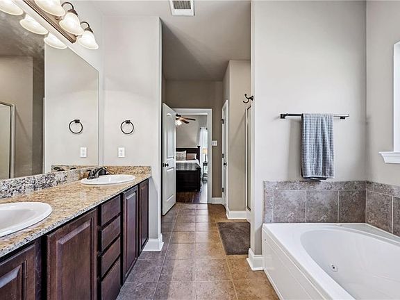 5th image of 951 Woodsprings Ct