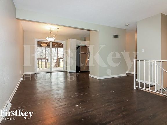 5th image of 700 N Sioux Ave