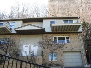 31 Hooks Ln #31, Edgewater, NJ 07020