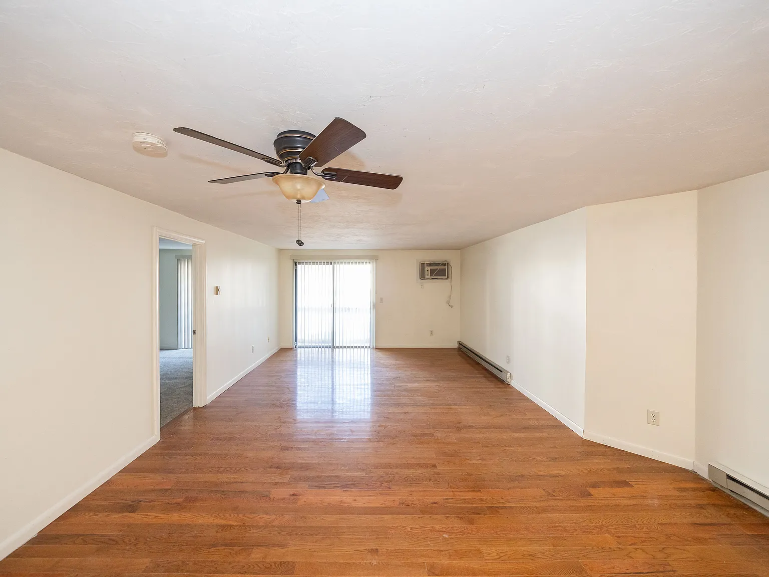 2 bed, 1090 sqft, $2,200 — Photo 2