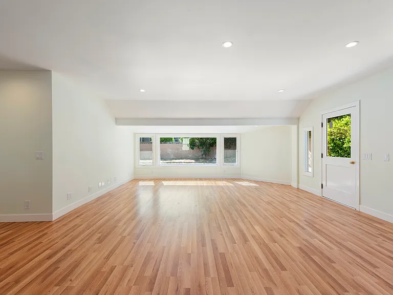 301 Frances St — Photo 4