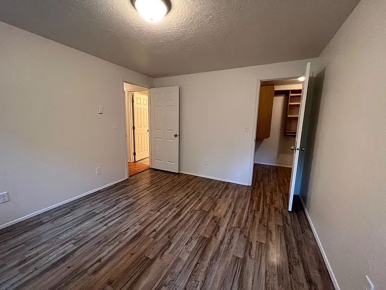 3930 Lake Grove Ave #1C — Photo 17
