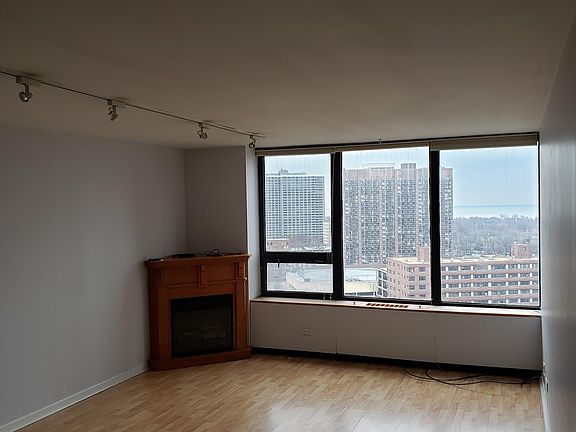 3rd image of 3930 N Pine Grove Ave APT 1809