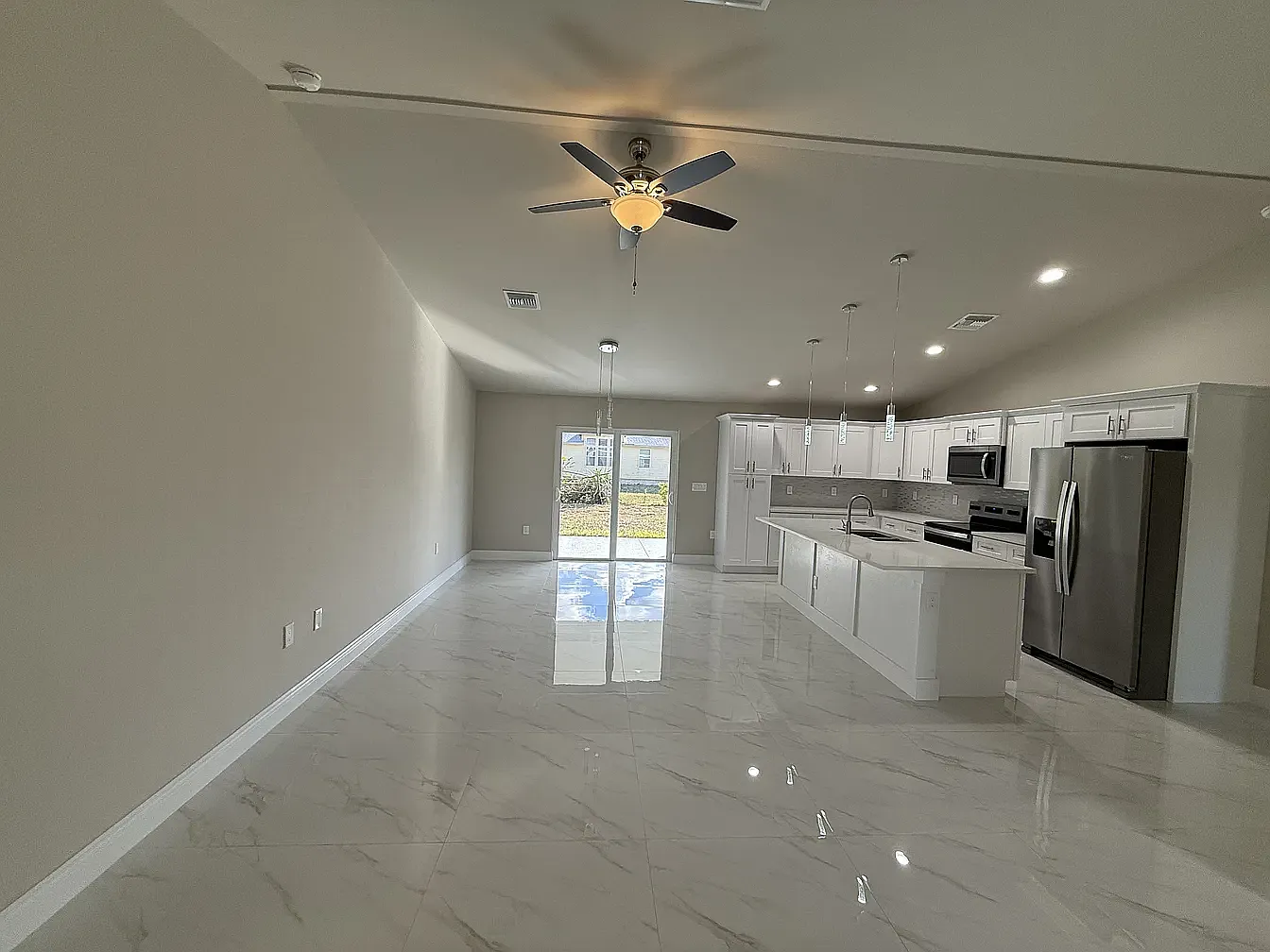 3 bed, 1618 sqft, $2,200 — Photo 2