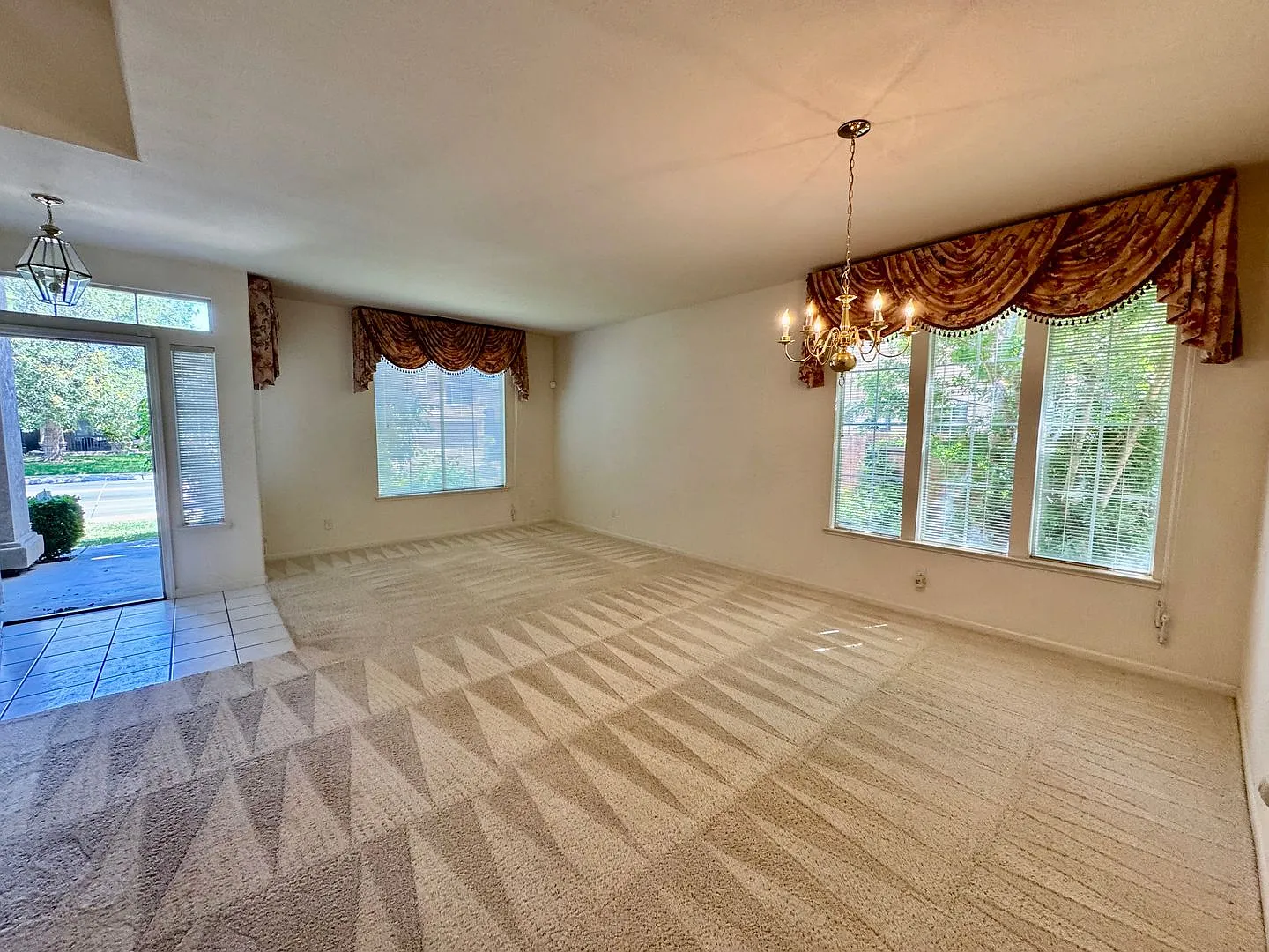 Reduced~ Huge 4 Bedroom + Den, 3 Bath Southside Home For Rent — Photo 4