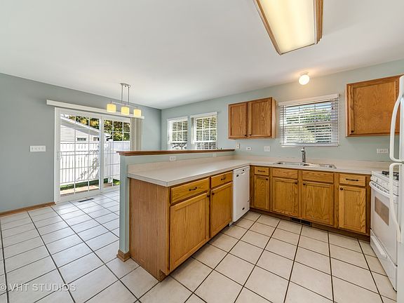 5th image of 76 Waterbury Cir