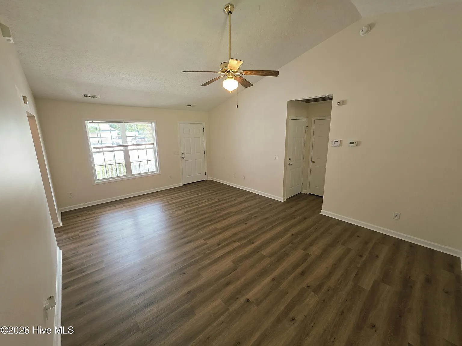 3 bed, 2.0 bath, 1296 sqft, $1,500 — Photo 4