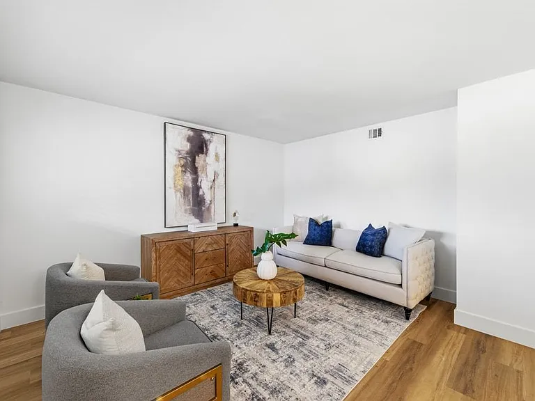 CrestHaus Apartments — Photo 7