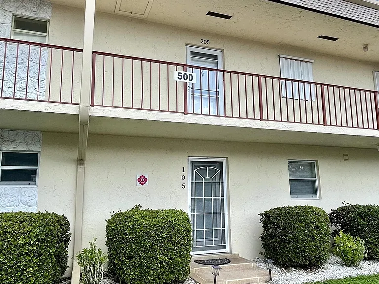 105 Oxford Ct #105-500 — Photo 1
