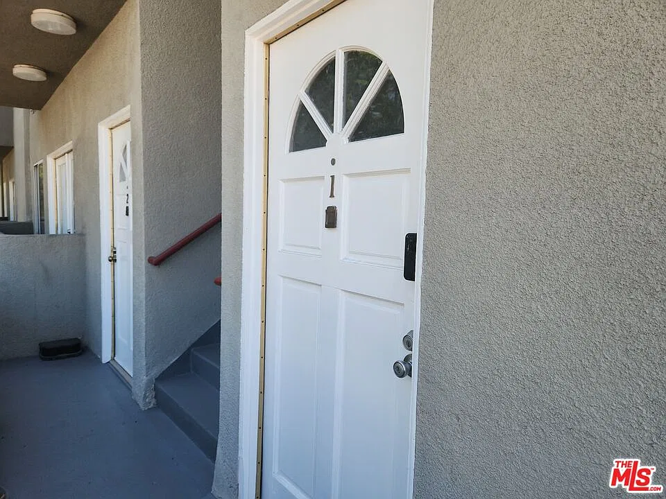 22705 Del Valle St — Photo 3